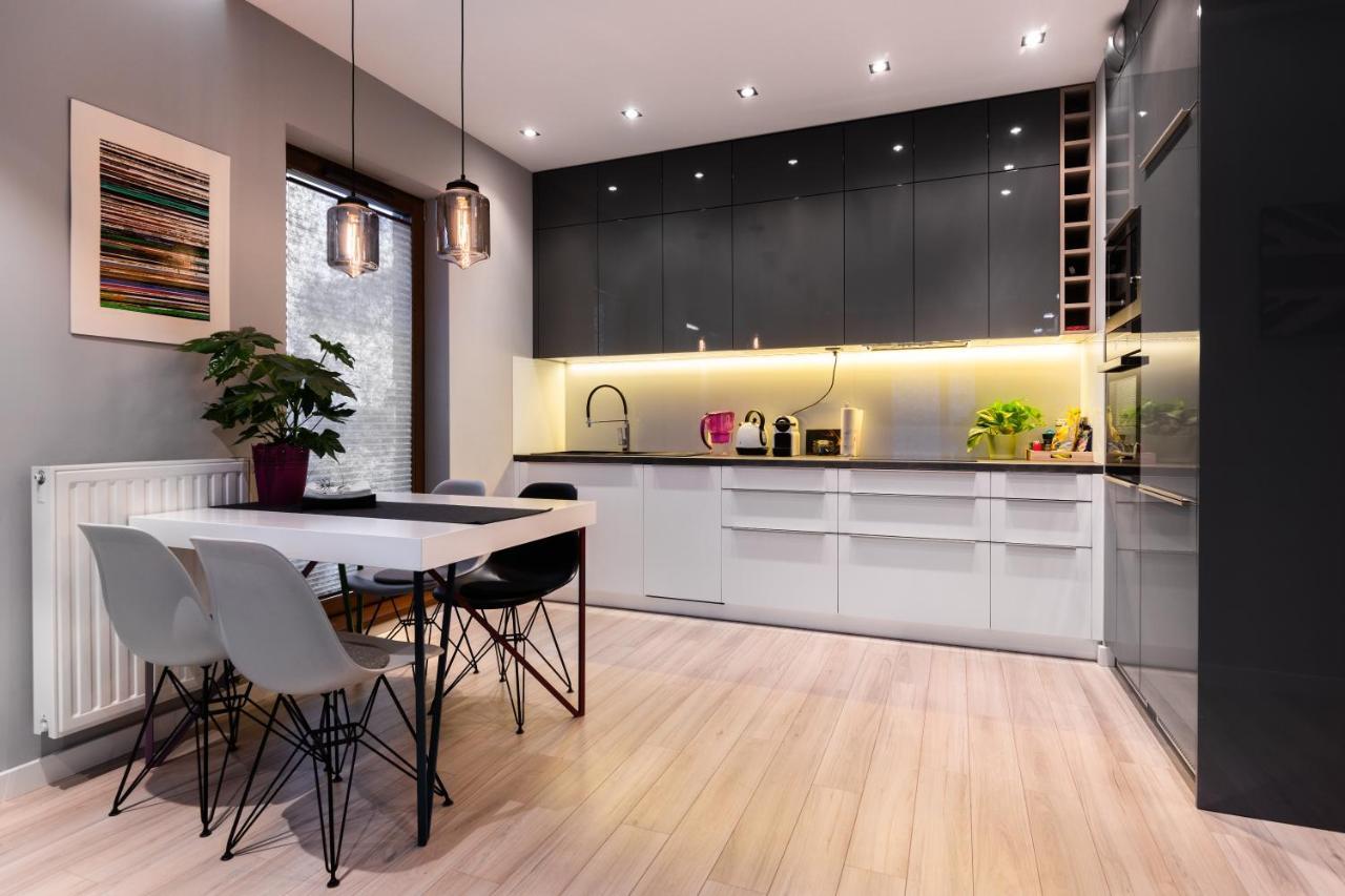 Elegant Business Accommodation With Parking - By Upstairs Cracovia Exterior foto