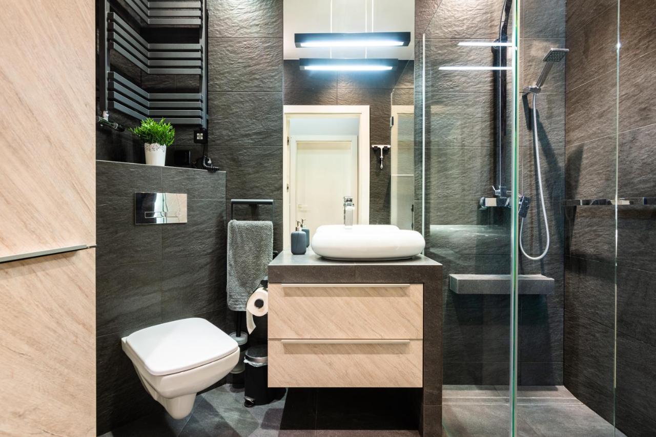 Elegant Business Accommodation With Parking - By Upstairs Cracovia Exterior foto