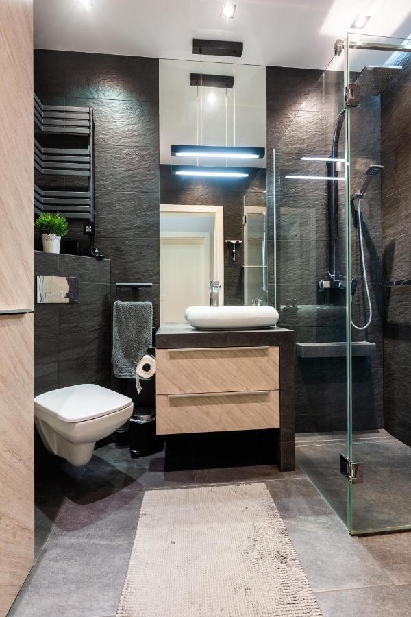 Elegant Business Accommodation With Parking - By Upstairs Cracovia Exterior foto