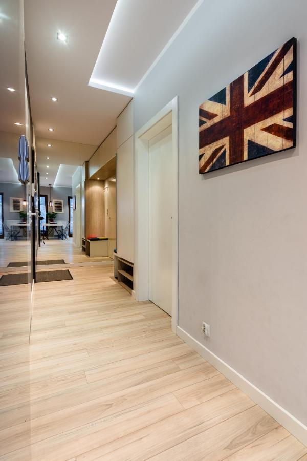 Elegant Business Accommodation With Parking - By Upstairs Cracovia Exterior foto